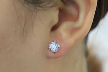 Load image into Gallery viewer, 18K White Gold Diamond Earring
